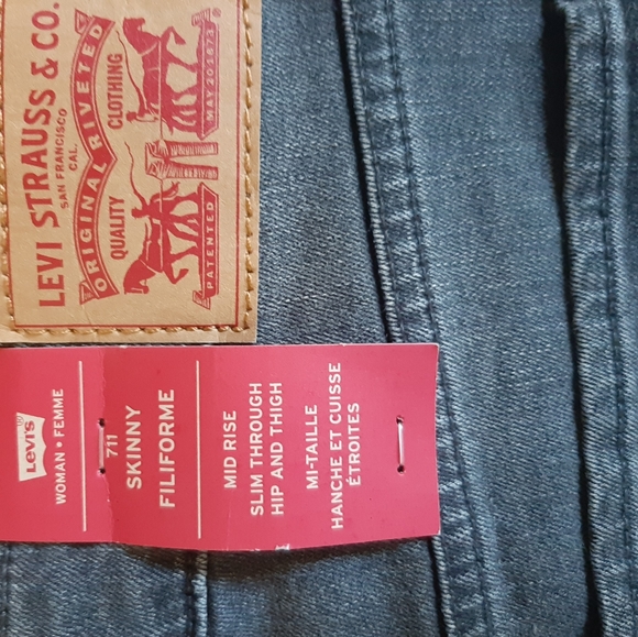 NWT Women's Levi's - Picture 3 of 4